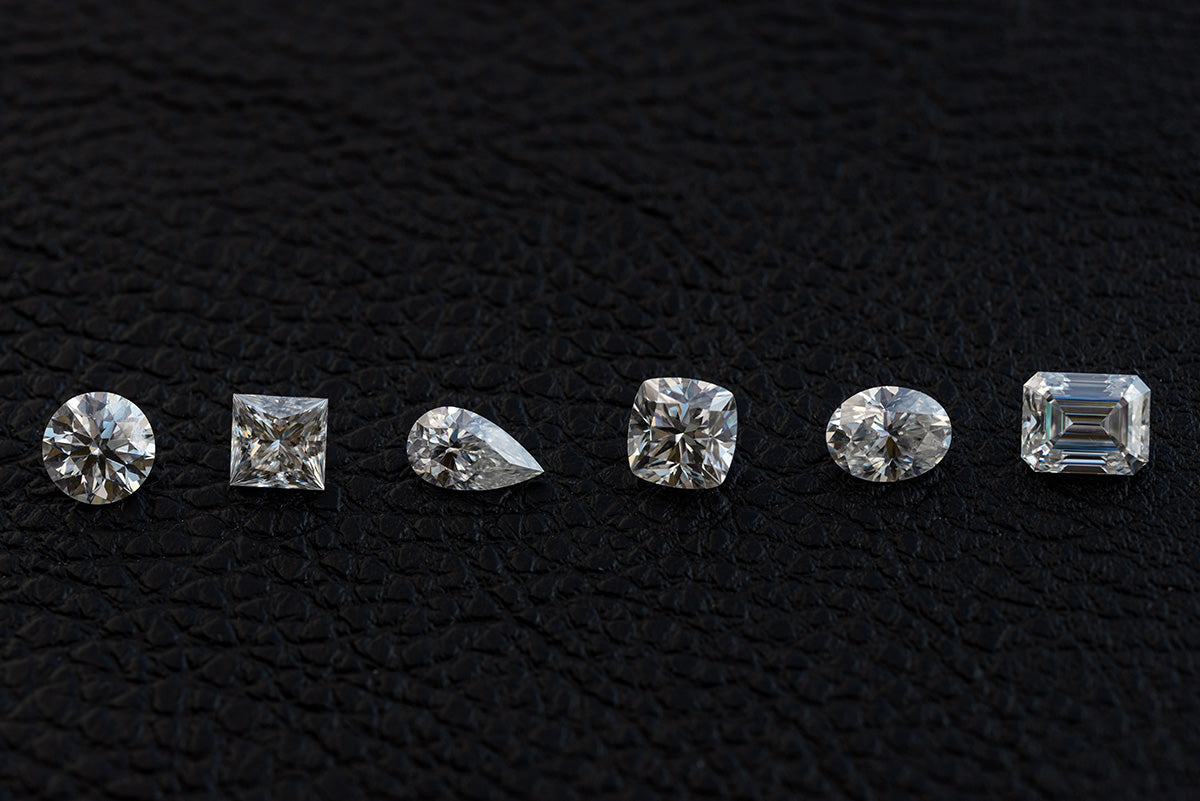 Diamanten in unterschiedlichen Schliffformen auf schwarzem Hintergrund