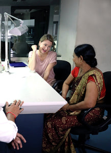 DIAVON sucht das Gespräch CEO Katharina Schmitt: Im Austausch mit Sangeeta, eine der Mitarbeiterinnen der indischen Produktionsstätte in Surat.