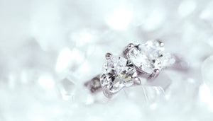 herzförmiger Diamantring auf weißem Untergrund