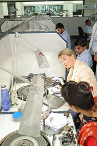 CEO der DIAVON, Katharina Schmitt, besucht die Schleiferei in Surat.